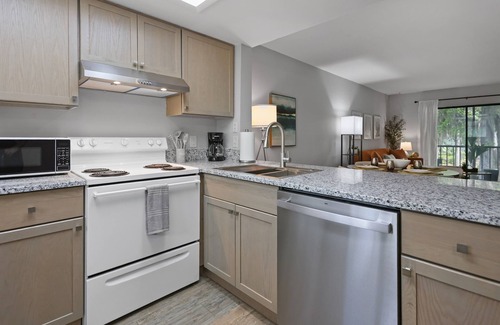 Montgomery Condo | 2bd/2ba Condo * Renovated * Condo in Savannah*30+ day stay *Pool