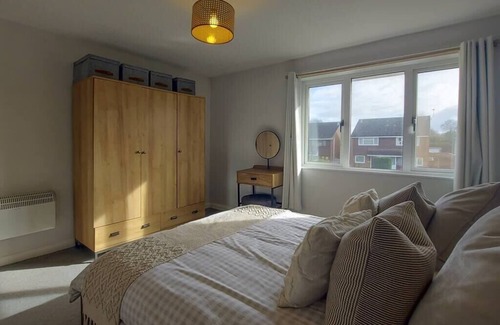 Stevenage House | 2BD Home: Locale Near Old Town and Fast London Links