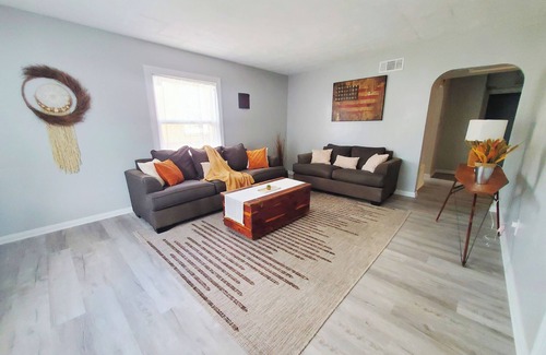 Southside House | 2BD Unit/K Bed@Central Louisville