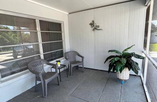Warm Mineral Springs Apartment | 2bdr, 5 min walk to Warm Mineral Springs