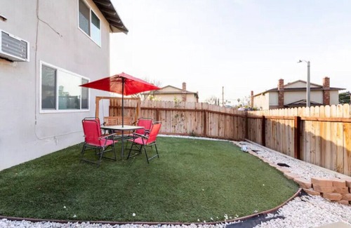 Riverside Apartment | 2bdrms+parking+lovely backyard