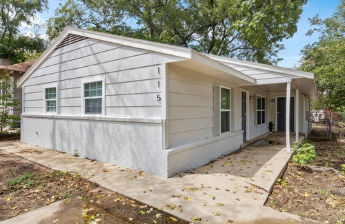 Central Arlington Apartment | 2bed/1bath apt w/full kitchen - central location!