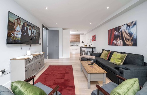 West Hendon Apartment | 2Bed 2Bath @ Hendon - 3 min to Train - 65 Inch TV