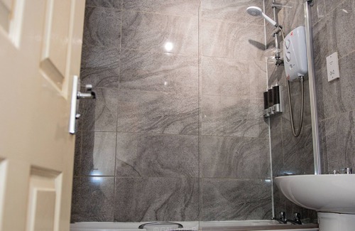Walsall Apartment | 2bedroom Flat with Private Parking