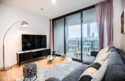 South Brisbane Apartment | 2BR, 1BA Apt with Balcony,Pool,Gym,Sauna & Parking M24