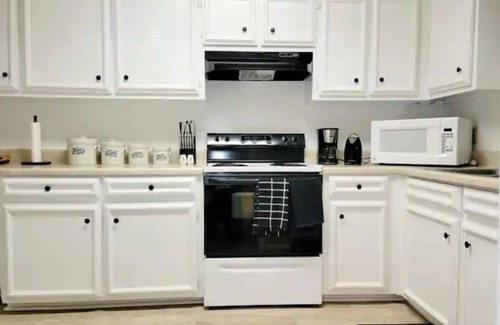 Columbus House | 2Br, 2.5 Bath, Townhouse with 3 beds.