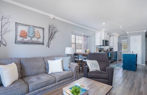 Indian Point Condo | 2BR | 24' Private Deck | No Stairs+ Pool + By SDC