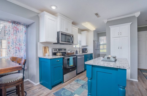 Indian Point Condo | 2BR | 24' Private Deck | No Stairs+ Pool + By SDC