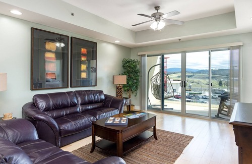 Bluff City Condo | 2BR / 2BA Condo in Bristol, TN / Walk to BMS / 15 min. to Casino!
