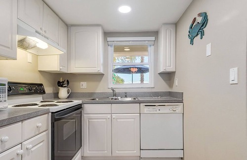 Pass-a-Grille Condo | 2BR/2BA Condo in Historic Pass A Grille Monthly Rental