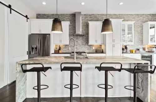 Third Ward House | 2BR (3-bed) Lux Townhouse Hot Tub Stay-Private Gym