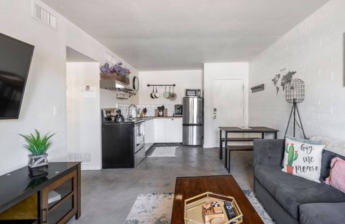 Rincon Heights Apartment | 2BR, 6 Min to UofA – BBQ, Sunshine & Cozy Vibes!