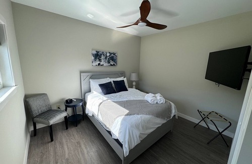 Milwaukee Apartment | 2BR apt w/laundry + parking