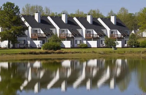 Berkeley Apartment | 2BR at Historic Williamsburg Resort + Amenities!