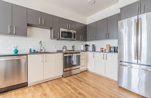 West Bellevue Apartment | 2BR | Balcony, Views, Gym | Bellevue | Sophari B