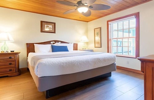 Captiva Hotel | 2BR Beach View Cottage w/Porch | Pools | Parking | Steps to the Beach