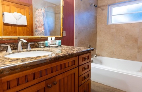 Captiva Hotel | 2BR Beach View Cottage w/Porch | Pools | Parking | Steps to the Beach