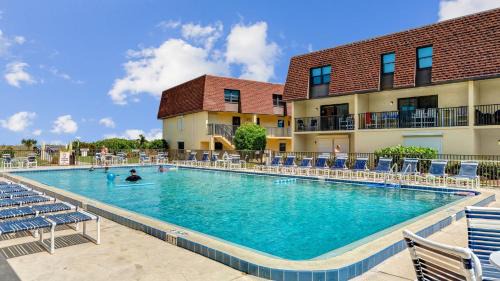 Avon By The Sea House | 2BR Beachfront Condo with Pool BBQ & Steps To Pier