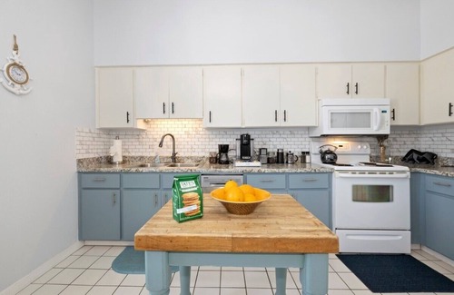 Saint Armands Key Apartment | 2BR Beachy Speakeasy In St Armand's w/Rooftop Deck. Walk to Lido Beach
