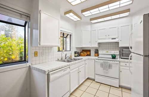 University Heights House | 2BR Close To Stanford, Medical Center and Hospital