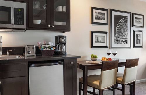 Anaheim Resort Resort | 2BR Comfy Suite Steps Away From Disneyland w/Resort Pool & WiFi