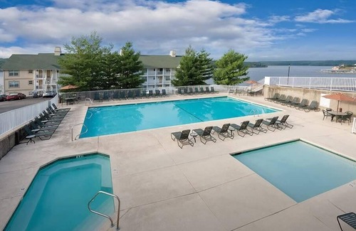 Osage Beach Condo | 2br Condo in Ozark Area- Amusement & Water Parks!