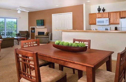 Osage Beach Condo | 2br Condo in Ozark Area- Amusement & Water Parks!