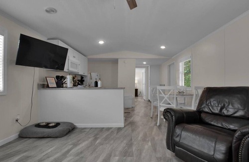 Gatlinburg - Pigeon Forge RV Rental | 2BR Cottage Retreat in Pigeon Forge