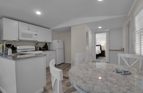 Gatlinburg - Pigeon Forge RV Rental | 2BR Cottage Retreat in Pigeon Forge