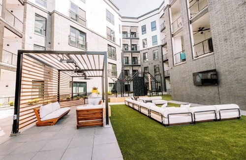 DeBaliviere Place Apartment | 2BR Cozy Apt in CWE | Parking, Gym & Pool