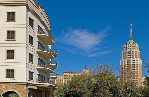 Downtown San Antonio Condo | 2BR Deluxe River Walk + Skyline Views