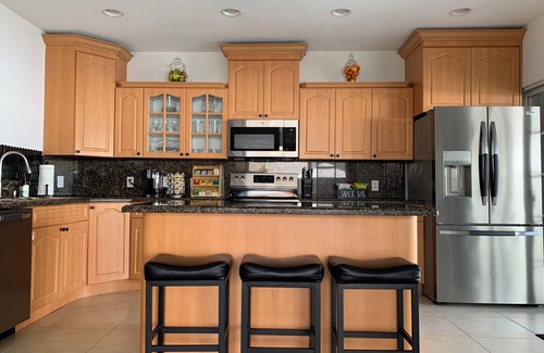 Flagami House | 2BR+Den, Heated Pool, Parking, Located near prime attractions