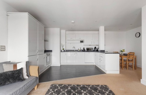 Harrow Apartment | 2BR Flat Close to Wembley | Quick Tube To London!