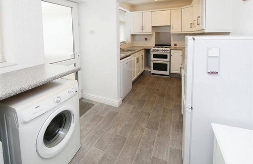 Bradford House | 2BR Home/garden/patio/city Access/6 Guests