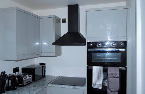 Birmingham House | 2Br House, Sleeps 5, Parking, Contractors&Families