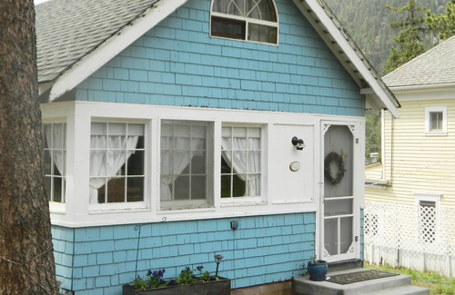 Cascade Cabin | 2BR Mountain Cabin - with Hot out of the oven Baked Breakfast each morning!