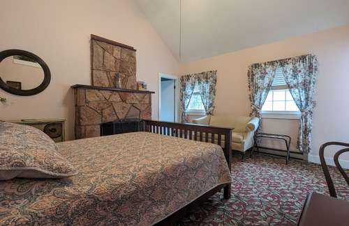 Cascade Cabin | 2BR Mountain Cabin - with Hot out of the oven Baked Breakfast each morning!