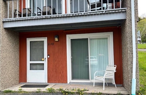 Hunter House | 2BR Mountain View Home with Pool & 3 mins to Ski Slopes