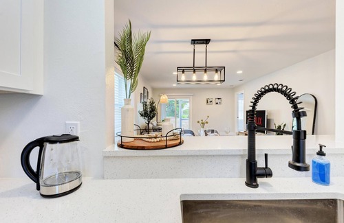 Bay Acres House | 2BR Oasis with a Cozy Lanai 5 Min to Nokomis Beach