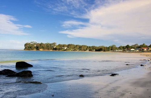 Batehaven Apartment | 2BR Ocean Front on Casey's Beach!