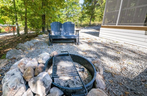 Singers Glen Cottage | 2BR Pet-Friendly Deluxe Cabin at Endless Caverns - Family Escapes at Endless Caverns Resort
