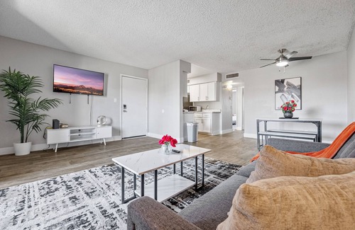 Mesa Apartment | 2BR/Pool/Gym/1 Mi To Banner Hospital