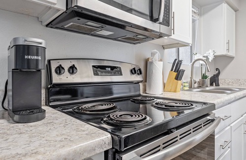 Mesa Apartment | 2BR/Pool/Gym/1 Mi To Banner Hospital