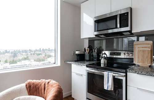 West Bellevue Apartment | 2BR | Pool, Gym, Rooftop | Bellevue | Sophari A