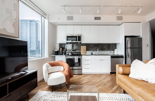 West Bellevue Apartment | 2BR | Pool, Gym, Rooftop | Bellevue | Sophari A