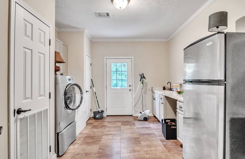 Mayhew House | 2BR Retreat | Relax with Sauna & Hot Tub