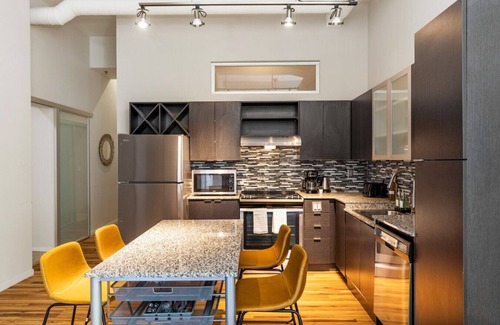 Downtown Cincinnati Apartment | 2BR Steps to Fountain Sq Pool & Sky Lounge Access