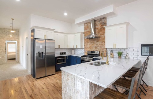 Covington House | 2BR Townhome – Free Parking/Minutes to Stadiums