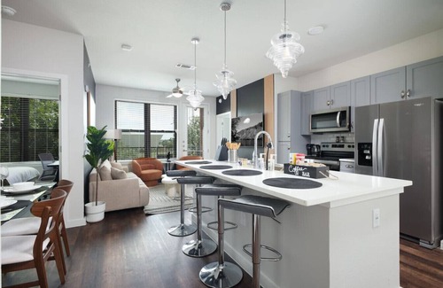 Southtown Apartment | 2BR UrbanEscape w/Gym, Prkng Near Rvrwalk & Dome