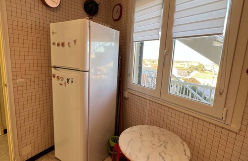 Valras-Plage Apartment | 2BR with terrace, parking, and sea view for 6 in Valras-Plage